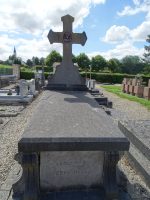monument gris surélevé surmonté d'une stèle gravée avec croix - natty