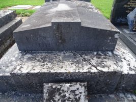 inscriptions en façade de la pierre tombale supérieure - natty