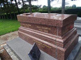 inscriptions sur le côté de monument Salandre Courtin - natty