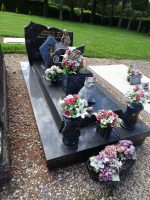 monument pierre bleue avec stèle gravée - natty