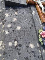 épitaphe sur le monument gris illisible - natty