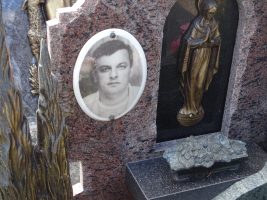 photo d'un des défunts sur une plaque - natty