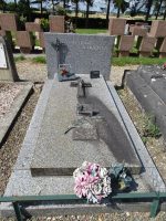 monument grès gris bleuté avec stèle gravée - natty