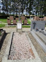 tombe betonnée recouverte de gravillons avec stèle gravée surmontée d'une croix en métal ouvragé - natty