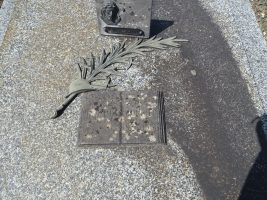 plaque gravée en mauvais état sur sépulture Delbart Hourdin - natty