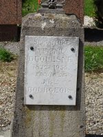 plaque figurant sur la stèle de la sépulture de Virginie Duquesne - natty