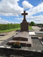 monument en grès rose posé sur une grande dalle grise et surmonté d'une stèle gravée avec croix - natty