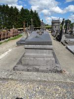 monument gris très haut avec pierre sur laquelle est posée une croix - natty