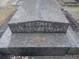 Pierre tombale avec inscription en façade- natty