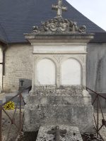 pierre tombale entourée d'une grille avec très grande stèle, plaques arrondies gravées et surmontée d'une croix - m.a.shioppa