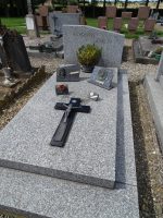 monument grès bleu avec stèle gravée et croix sur la dalle - natty