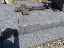 inscription sur le côté de la pierre tombale - natty