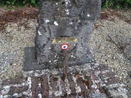 détail de la stèle gravée au nom du défunt MPF - Natty