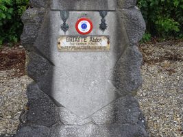 stèle avec plaque d'identification et macaron du Souvenir Français