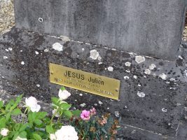 plaque d'identification sur la stèle - natty