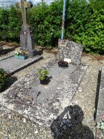 tombe avec stèle et macaron du Souvenir Français - natty