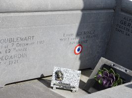 plaque latérale gravée, avec macaron du Souvenir Français -  sur monument Degardin Doublemart Gernez - natty