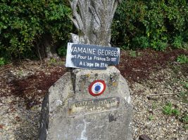 plaque d'identification sur tombe avec macaron du Souvenir Français - natty