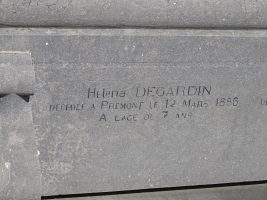gravure d'une stèle latérale du monument Degardin Doublemart Gernez - natty