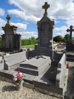 Très grand et très beau monument avec pierre tombale centrale et entourage constitué de 2 petites stèles gravées et une grande stèle derrière le monument - natty