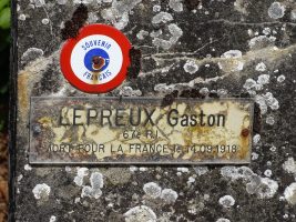 plaque d'identification sur la tombe avec macaron du Souvenir Français - Natty