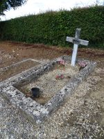 petite tombe gravillonnée avec croix sur laquelle est fixée la plaque d'identification - natty