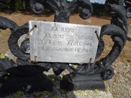 plaque fixée sur la croix - natty