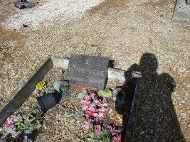 petite tombe gravillonnée, entourée d'une bordurette et plaque identification - natty