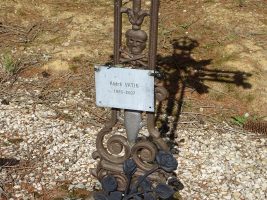plaque en bas de la croix - natty