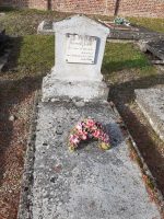 petite dalle en pierre avec stèle où est apposée une plaque commémorative - M.A.Schioppa