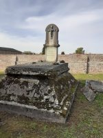  grande pierre tombale très surélevée avec stèle gravée surmontée d'une croix - M.a.Schioppa