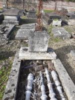 tombe entourée d'une bordure pierre avec stèle gravée et restes de piliers posés sur la tombe - M.A.Schioppa