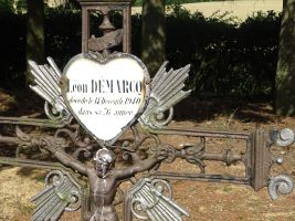 plaque d'identification sur la croix - natty