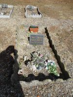 petite tombe pleine terre avec bordurette et plaque d'identification - natty