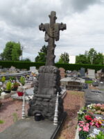 tombe avec grande stèle en pierre ouvragée surmontée d'une croix également ouvragée - Natty