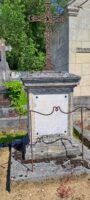 stèle carrée avec plaque gravée et croix métal - nharant
