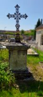 stèle gravée surmontée d'une croix en métal ouvragé - nharant