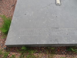 détail de la gravure sur la pierre tombale - Natty