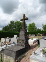 pierre tombale grise avec grande stèle en galets et inscription sur plaque forme parchemin, surmonté d'une croix - Natty
