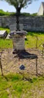 Stèle gravée surmontée d'une croix métal, et tombe entourée d'une fine ferronnerie - nharant