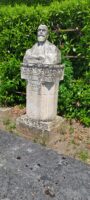 stèle surmontée d'une sculpture représentant le défunt - Nharant