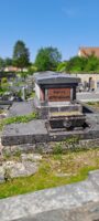 monument surélevé avec plaque d'identification orangée en façade - nharant
