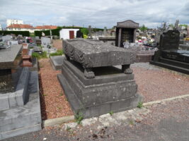 très beau monument surélevé, la dalle supérieur est posée sur le tombeau à l'aide de 4