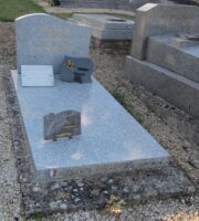 monument en grès bleu moucheté avec stèle gravée - Natty