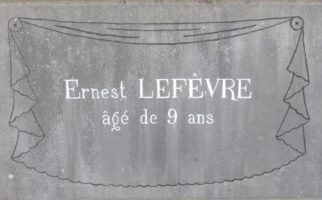 plaque à la mémoire de l'enfant décédé dans la catastrophe cinématographique - Natty