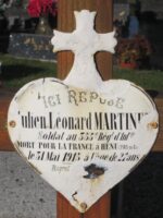 plaque d'identification fixée sur la croix - Natty