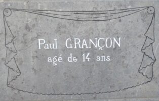Plaque à la mémoire de l'enfant décédé dans la catastrophe cinématographique du 9 mars 1913 - natty