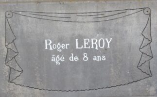 plaque à la mémoire de l'enfant décédé dans la catastrophe du 9 mars 1913 à Monceau le Neuf - Natty