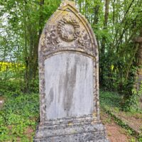 stèle gravée, haut ovale avec couronne sculptée - natty
