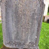 détail de la gravure sur la stèle - natty
